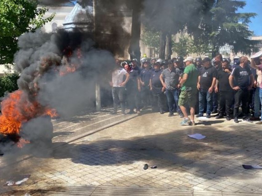 Kuvendi i Shqipërisë nis me tensione, jashtë protestuesit sulmojnë policinë