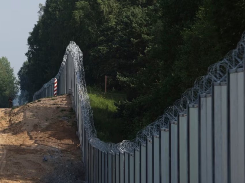 Vdes ushtari polak që ishte therur nga një emigrant në kufirin bjellorus