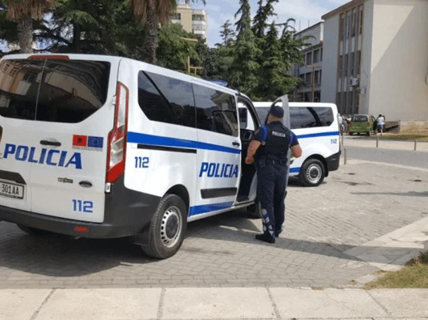 Mori peng punonjësin në 1 kioskë te Sheshi Skënderbej pasi dyshonte se e vidhte, arrestohet 19-vjeçari