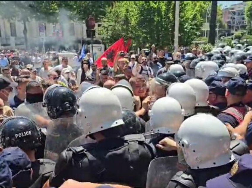 Dy orë fjalime e përplasje me policinë, mbyllet protesta e opozitës para Kuvendit