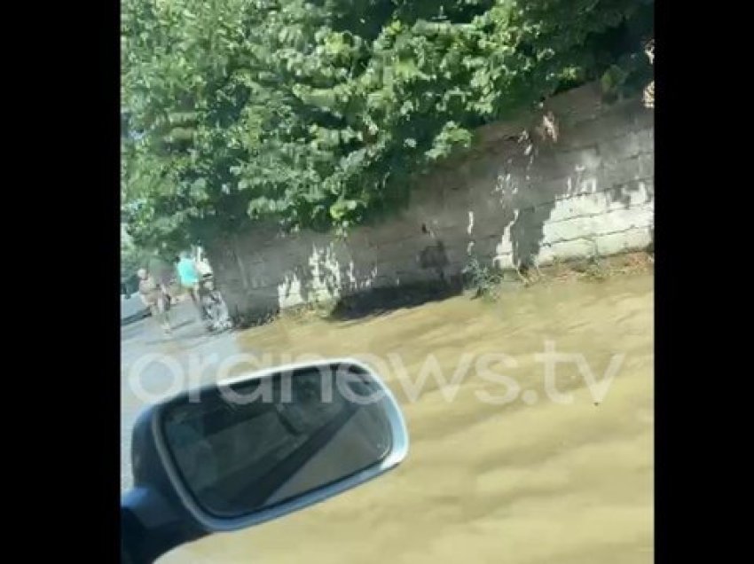 Në ditë të nxehta vere “përmbytet” Astiri, ujërat e zeza mbulojnë rrugët