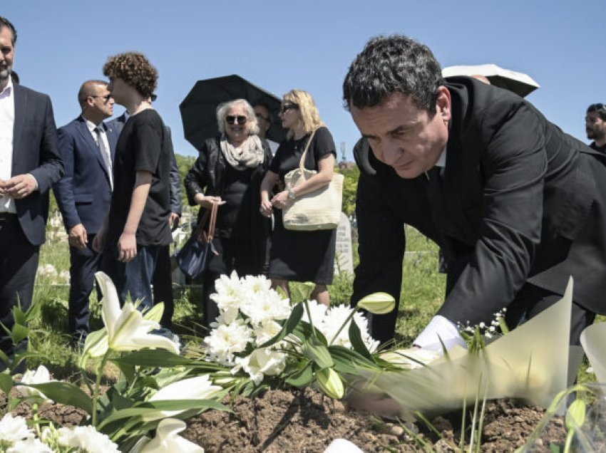 Kurti mori pjesë në ceremoninë e varrimit të akademikut Rexhep Ferri