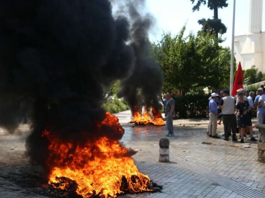 Djegie gomash e përplasje me policinë, shoqërohet edhe Sali Lushaj