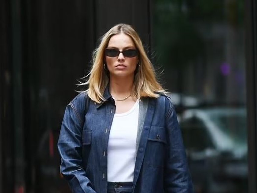 Margot Robbie duket gati për pasarelë me një ansambël xhinsi, teksa ecën nëpër qytetin e New Yorkut