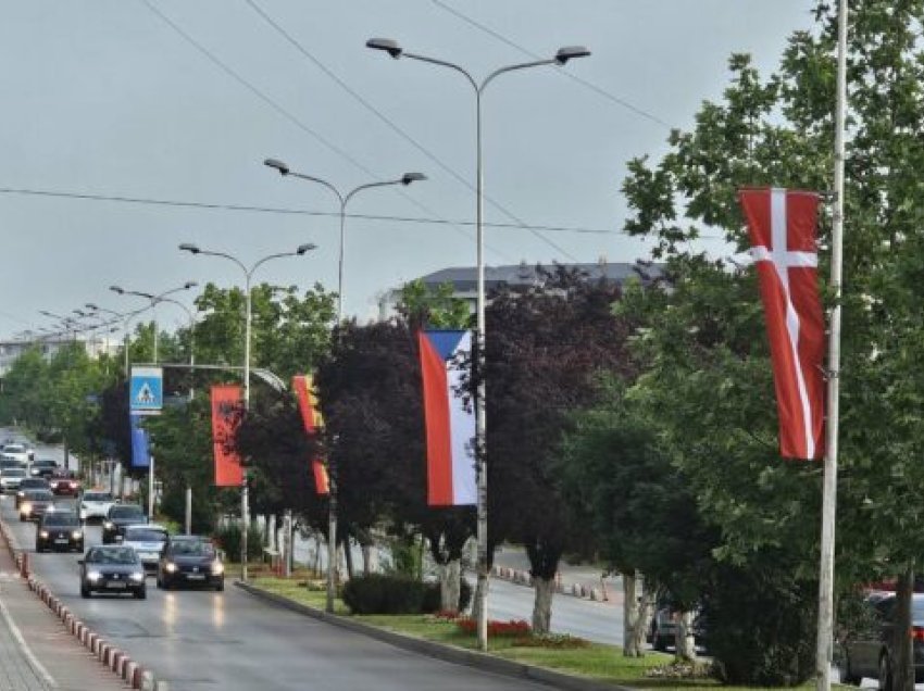 Rrugët e Prishtinës dekorohen me flamuj të aleatëve për Ditën e Çlirimit