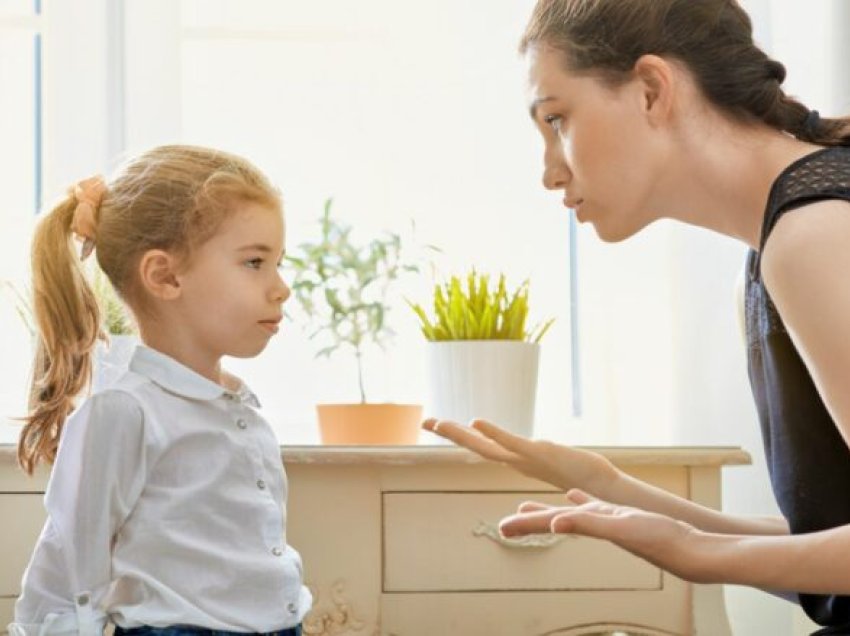 Tre gabime që ju pengojnë të jeni prindër të qetë, sipas një psikologu