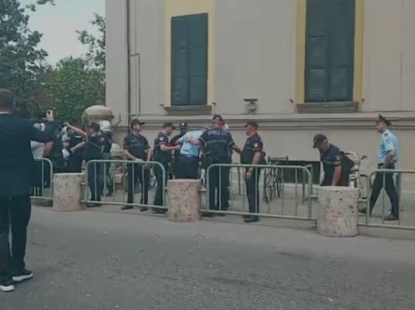 Tensione në protestën e opozitës, iu vihet flaka disa gomave, policia përgjigjet me spraj lotësjellës