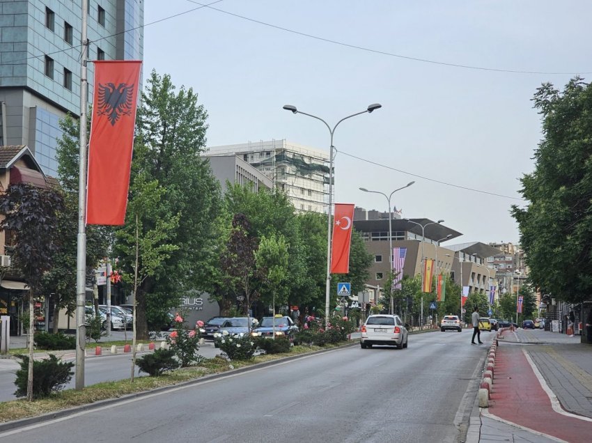 Prishtina dekorohet me flamuj të aleatëve për Ditën e Çlirimit