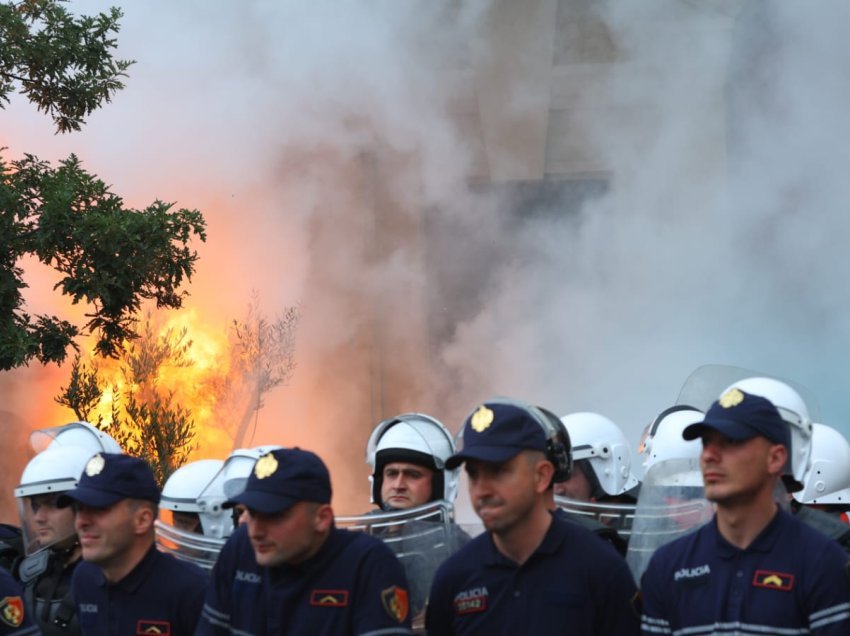  Tubimi i opozitës para Bashkisë Tiranë, policia publikon planin e masave: Rrugët që do të bllokohen dhe apeli për protestuesit