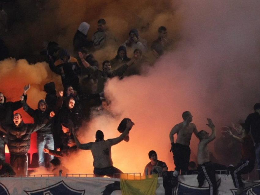 Parullë për Srebrenicën në stadium, ultrasit serbë shpalosin banderolën në Suedi-Serbi