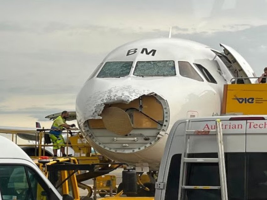 Stuhia e fuqishme dëmton aeroplanin