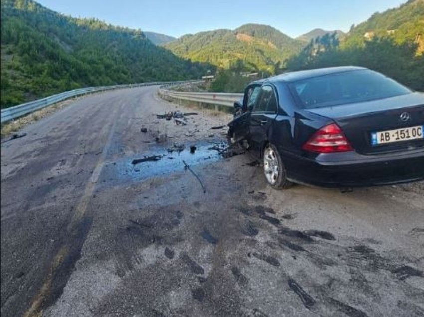  Dy makina përplasen kokë më kokë në Rrugën e Arbrit, plagosen dy persona, njëri prej tyre në gjendje të rëndë