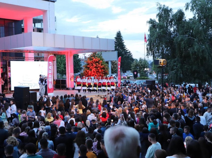 Koncert madhështor në Deçan për nder të 25-vjetorit të Çlirimit 