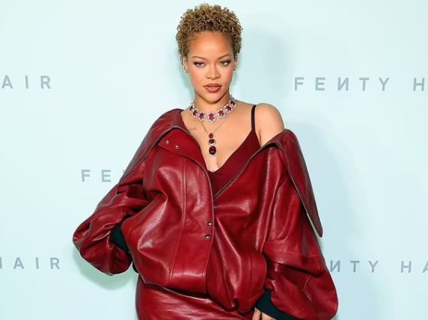 Rihanna tregon flokët e saj natyralë, teksa shfaq një pamje rrezatuese në prezantimin e linjës së saj të re “Fenty Hair”