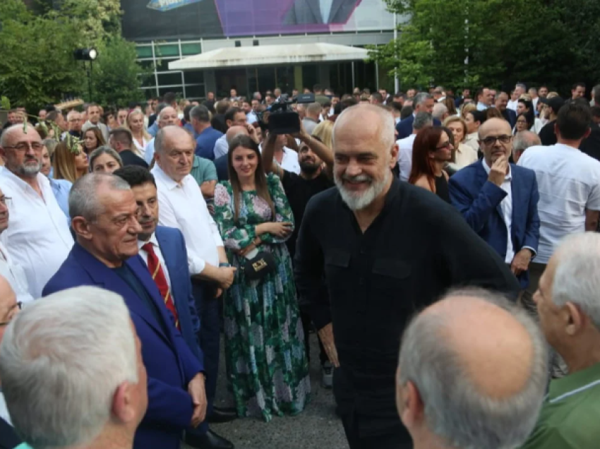 Çfarë nuk u pa nga 33-vjetori i PS, Rama pozon i buzëqeshur krah socialistëve