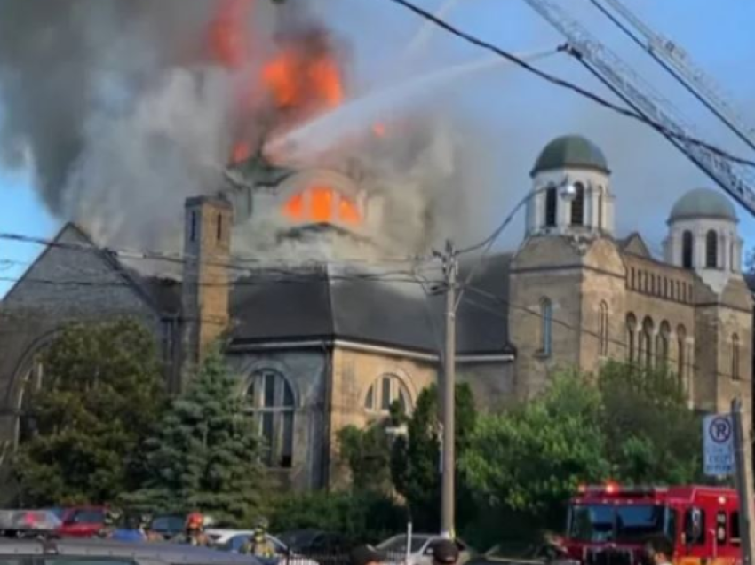 Zjarri shkatërron kishën historike në Toronto