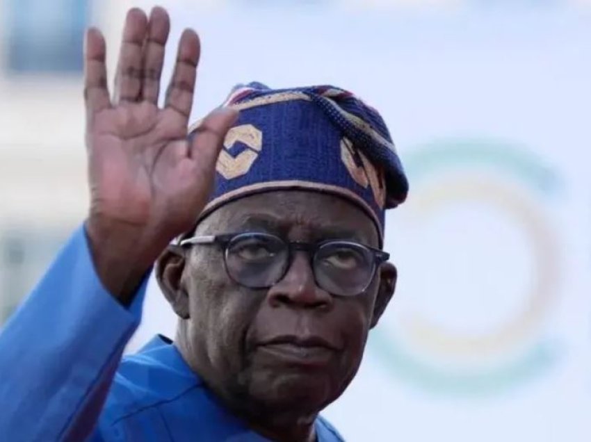 Presidenti i Nigerisë, Tinubu rrëzohet gjatë një ceremonie