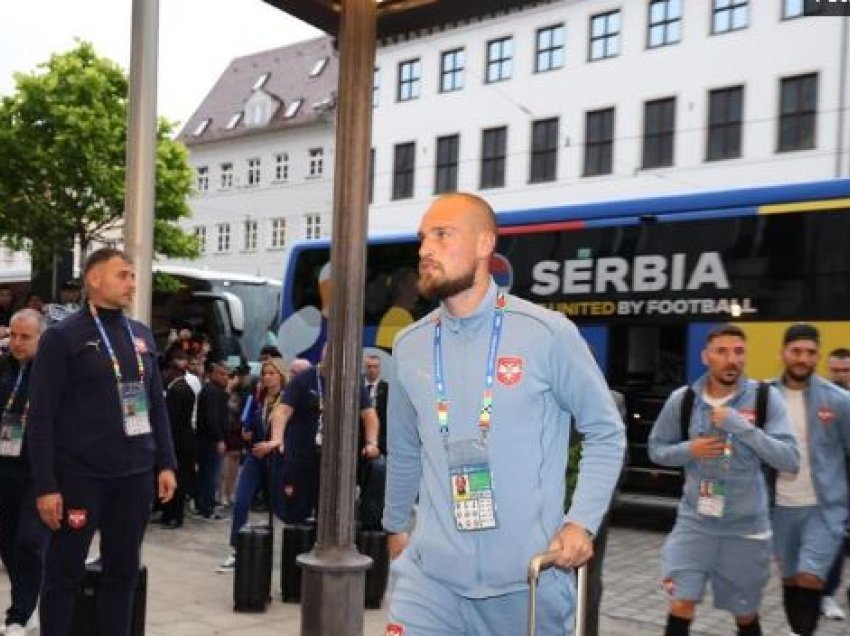 Media serbe çmendet: Një djalë dhe një vajzë shqiptare hyjnë në hotel ku gjendet ekipi i Serbisë! Kështu reaguan 