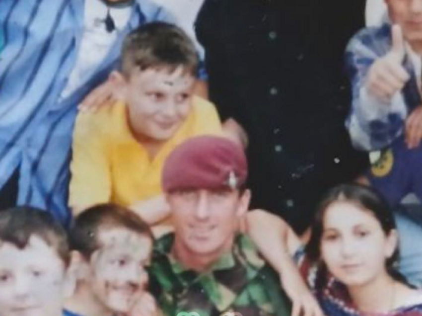 Veterani britanik kthehet pas 25 vjetësh në Kosovë, ka dëshirë t’i takojë fëmijët që i shpëtoi në luftë