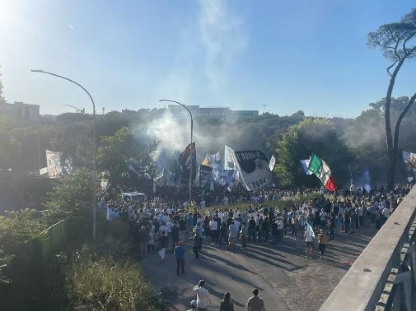 Shpërthen protesta në Itali, tifozët e Lacios pushtojnë stadiumin!