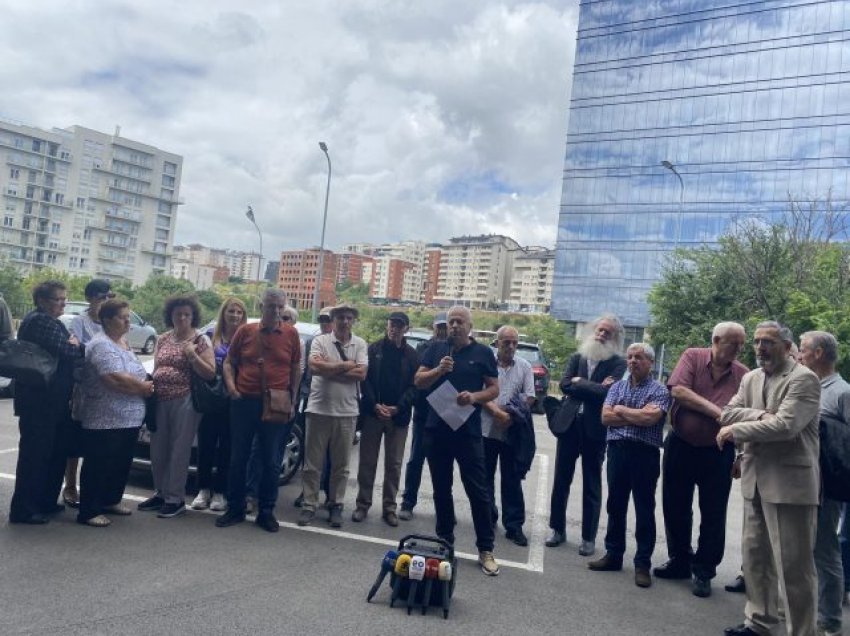 Ish-punëtorët e “Rilindjes” protestojnë para AKP-së, kërkojnë 20 përqindëshin