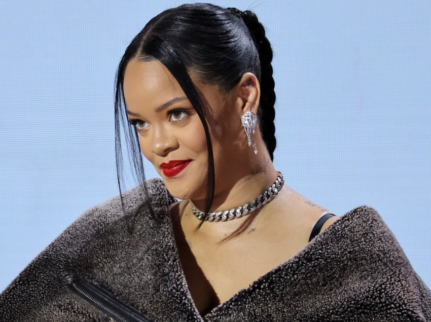 Rihanna flet për rënien e flokëve pas lindjes