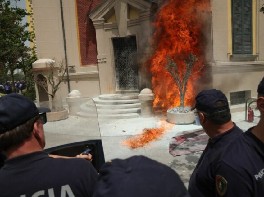 Sot protesta e opozita para Bashkisë së Tiranës, policia me plan masash, disa rrugë të bllokuara