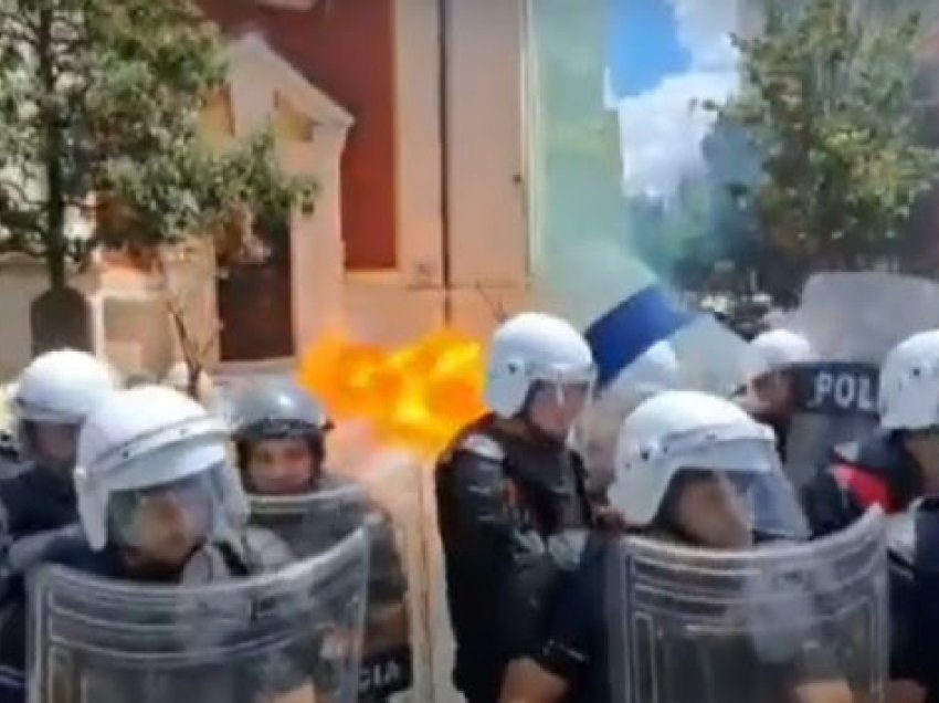 ​Protesta në Tiranë, hidhet molotov e policia kundërpërgjigjet me gaz lotësjellës