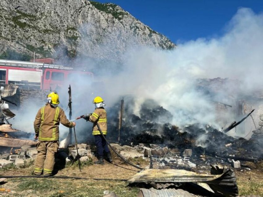 Merr flakë kasollja me jonxhë dhe bagëti në Maliq, zjarrfikëset në vendngjarje