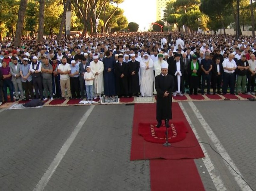 Festohet sot Kurban Bajrami, besimtarët myslimanë falin Namazin në bulevardin Dëshmorët e Kombit në Tiranë!