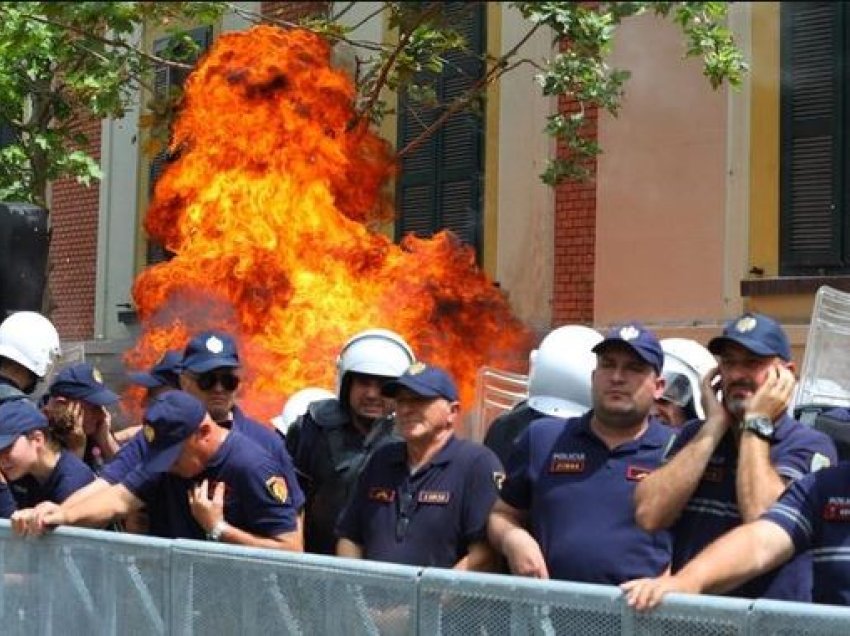 U arrestua pasi hodhi molotov në protestën para bashkisë, gjykata jep vendimin për 39-vjeçarin 