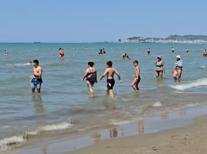 Turistët kanë ndryshuar! Në Durrës ka më shumë perëndimorë dhe nordikë, ankohen për plastikën