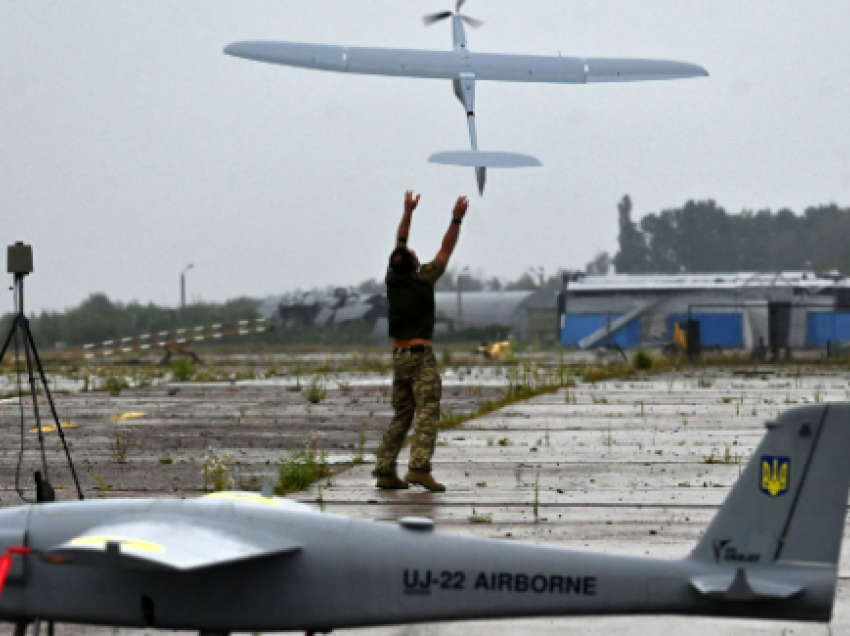 Ukraina dërgon dronë për të sulmuar një fabrikë thellë në territorin rus