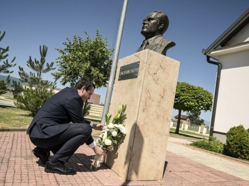 Në 81-vjetorin e lindjes së Ukshin Hotit, Kurti viziton shtëpinë muze