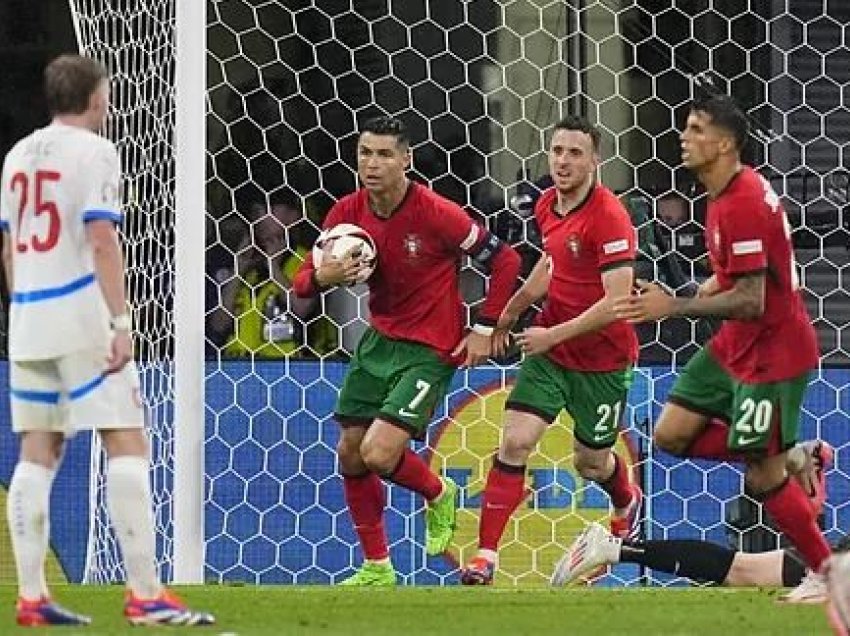 Ronaldo e Portugalia festojnë si të çmendur 