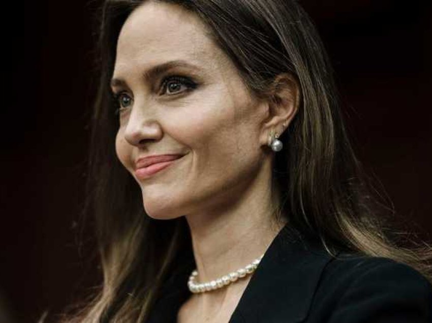 Angelina Jolie zbulon tatuazhin e ri në mes të gjoksit 