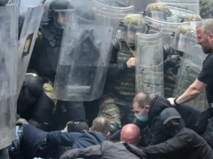 Protestat e dhunshme ndaj KFOR-it në Zveçan, arrestohet një serb i kërkuar nga policia