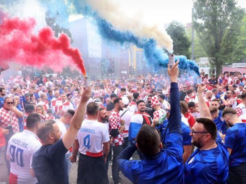 Media kroate: Kroatët dhe shqiptarët brohorasin së bashku në Hamburg, përmendin edhe Serbinë