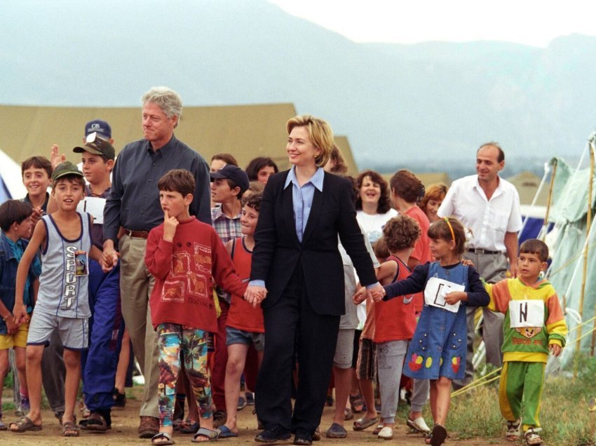 Në Ditën e Refugjatëve, Clinton publikon fotografi nga vizita që u bëri refugjatëve nga Kosova më 1999