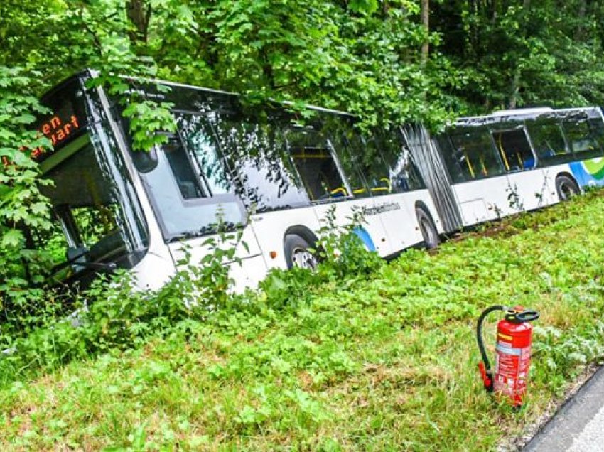 Dhjetë të plagosur pasi një autobus devijoi rrugën pranë Pforzheim