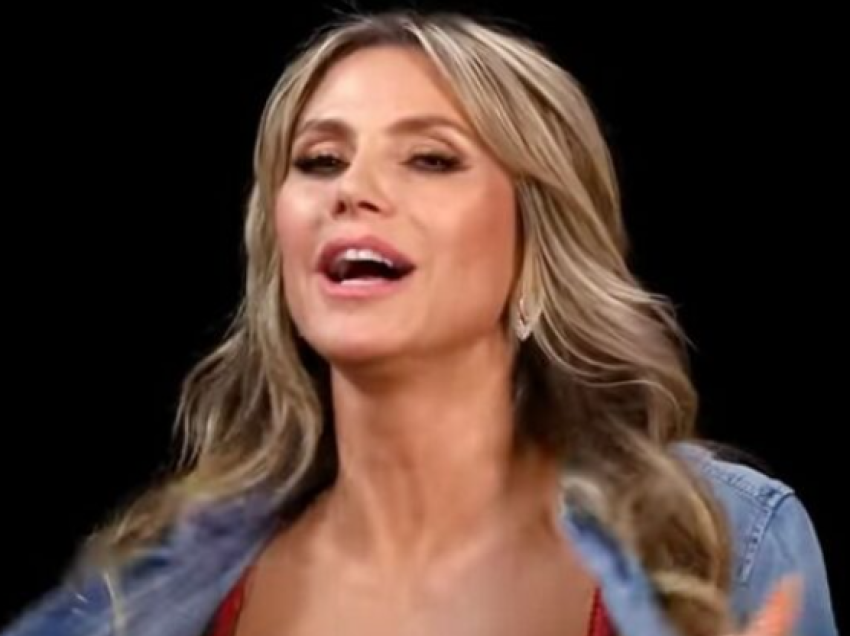 Heidi Klum hëngri krahë pule me salcë pikante, filloi të zhvishej në emision duke mbetur vetëm me sytjena