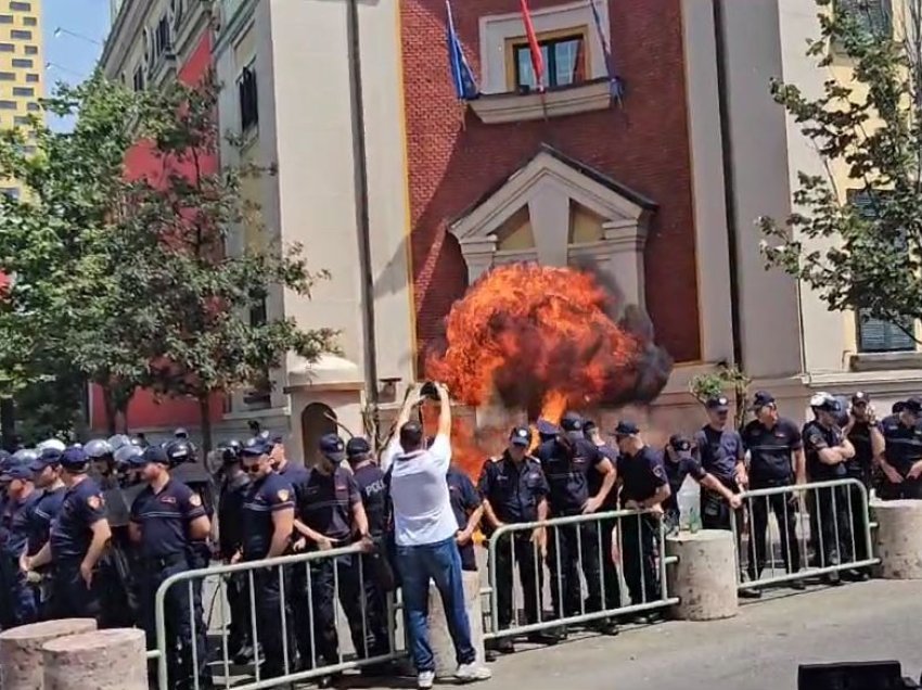 Opozita protestë te Bashkia Tiranë, qëllohet me molotov ndërtesa