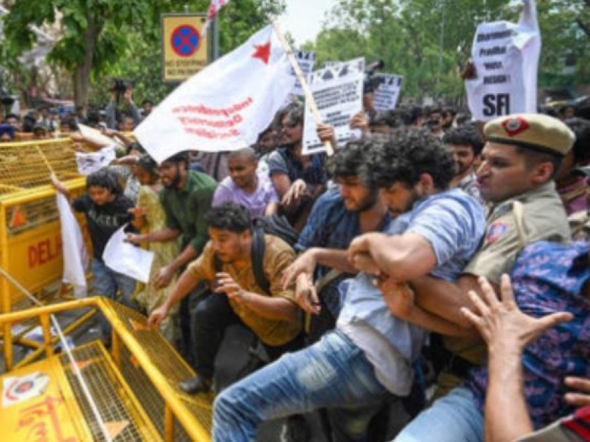 Publikimi testeve para provimeve universitare, shkakton zemërim e protesta në Indi