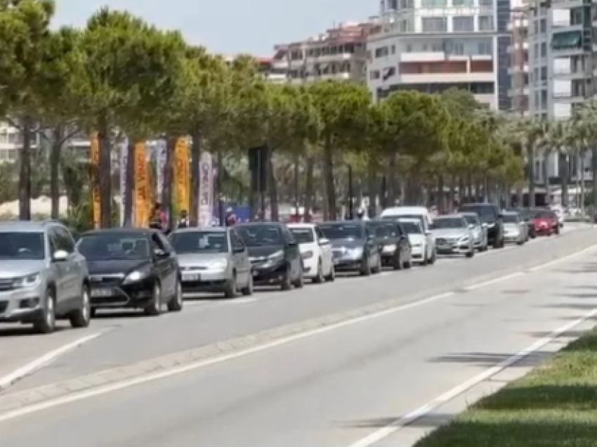 Fundjava në plazh, automjetet krijojnë trafik të rënduar në qytetin e Vlorës