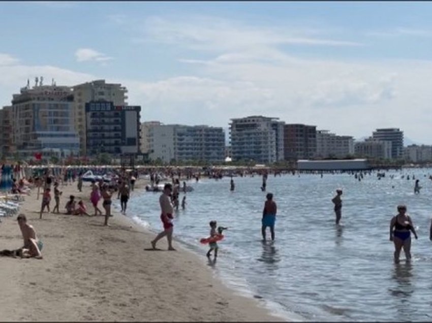 Temperatura përvëluese/ Qytetarët i drejtohen bregdetit, mbushei plazhet i Durrësit 