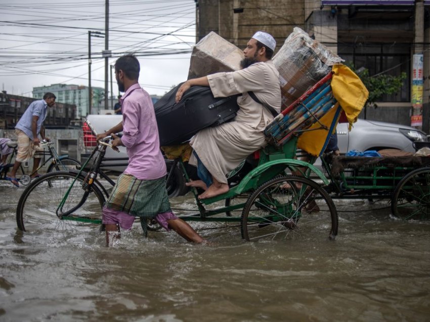 Rreth 2 milionë të bllokuar pasi vala e dytë e përmbytjeve shkatërruese godet Bangladeshin