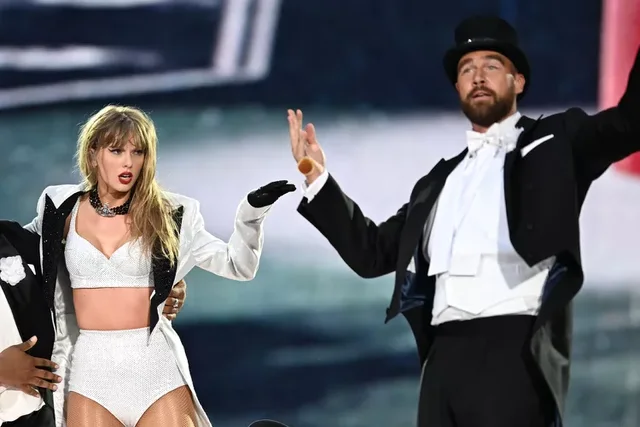 Surprizë: Taylor Swift performon në skenë me Travis Kelce