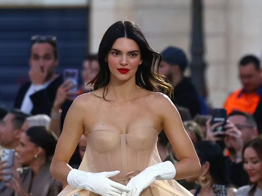 Kendall Jenner duket mbresëlënëse me një fustan tejet të veçantë, në pistën e Vogue World Paris