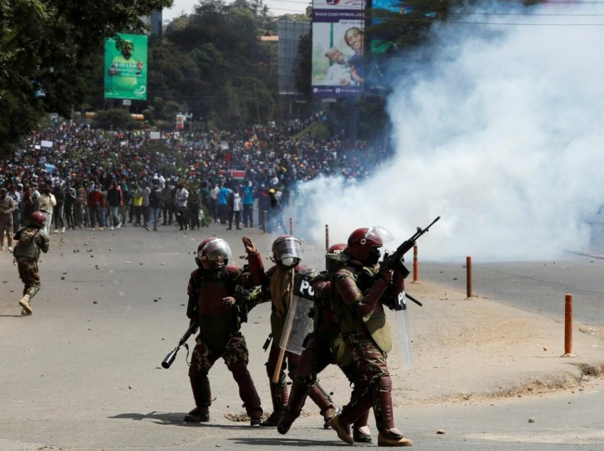 Tmerr në rrugët e Nairobit, policia qëllon mbi demonstruesit – gjysmë motra e Barack Obamës goditet me gaz lotsjellës