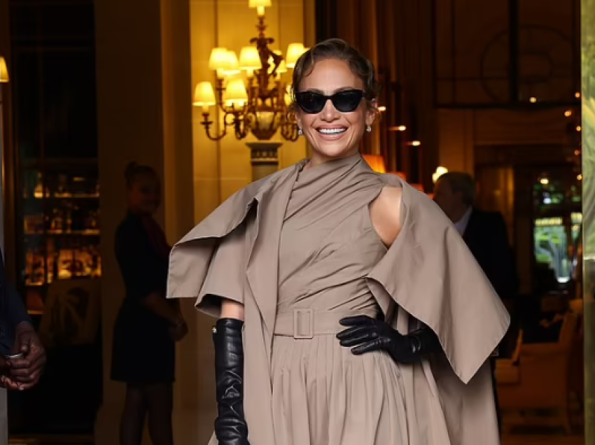 Jennifer Lopez mahnit plot elegancë, në shfaqjen e Dior në Paris